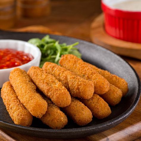 easy recipe mozzarella sticks. You will love these deep fried mozzarella sticks for a delicious appetizer or snack recipe. Friendsgiving Recipes Appetizers, Fried Mozzarella Sticks, Pilsbury Recipes, Cheese Sticks Recipe, Fried Mozzarella, Mozzarella Sticks Recipe, Appetizers Christmas, Appetizer Dishes, Mozzarella Sticks