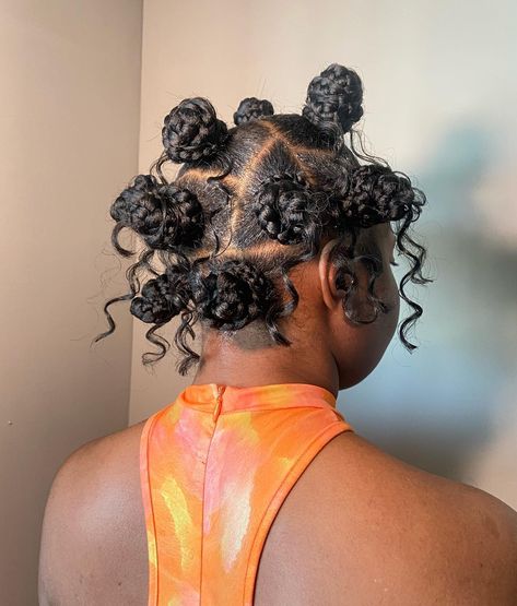 Bantu Knots with Irregular Parting Bantu Knots Parting, Small Bantu Knots, Curly Bantu Knots, Blonde Bantu Knots, Bantu Knots With Curls, Afro Hair Goals, Bantu Knots Hairstyles, Diva Hairstyles, Braids 2024