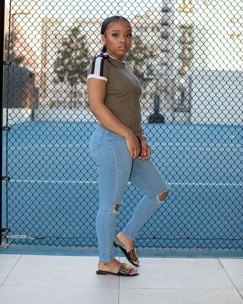 Yaya on Instagram: “basic 🤷🏽‍♀️ shirt: @prettylittlething” Iyanna Mayweather, Yaya Mayweather, Chill Fashion, Floyd Mayweather, Getting Back Together, Brown Girl, Basic Shirts, My Wife, Capri Pants