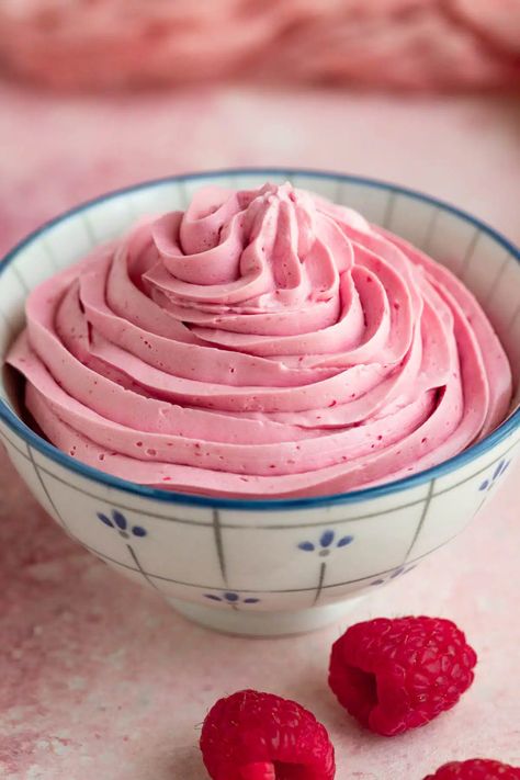 Raspberry Buttercream Frosting, Raspberry Meringue, Meringue Frosting, Raspberry Frosting, Swiss Buttercream, Blackberry Recipes, Raspberry Buttercream, Raspberry Sauce, Fresh Raspberries