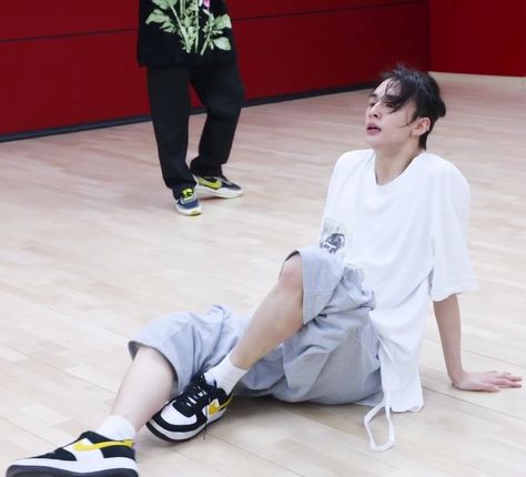 Hyunjin Dance, Stages Of Love, Dance Rooms, Hyunjin And In, Dance Outfits Practice, Straykids Hyunjin Photoshoot, Ballet Clothes, Practice Outfits, Men's Korean Style