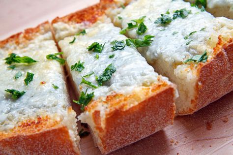 Gorgonzola Garlic Bread Italian Recipes Appetizers, Bubble Bread, Garlic Bread Recipe, Cheesy Garlic Bread, Garlic Aioli, Parmigiano Reggiano, Roasted Red Peppers, Yummy Eats, Party Food Appetizers