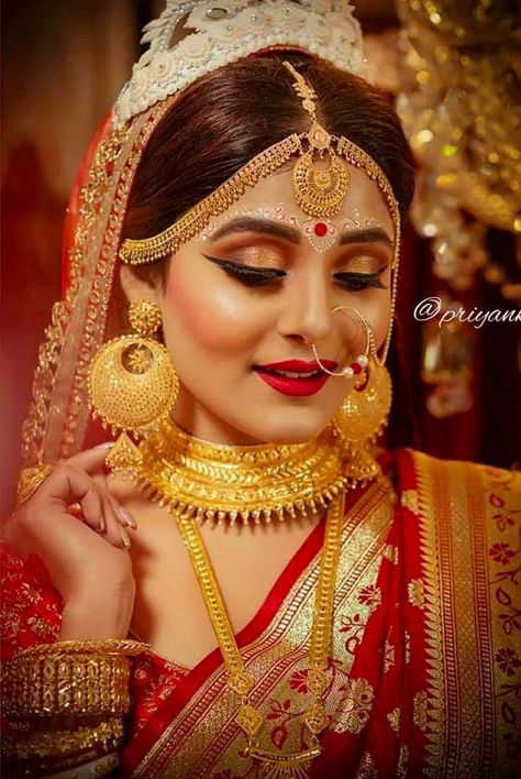 Bengali Wedding Makeup, Bengali Bride Makeup, Sheesh Patti, Bride Eye Makeup, Indian Bride Makeup, Bengali Bridal Makeup, Bridal Makeup Images, Indian Sari Dress, Indian Bridal Photos