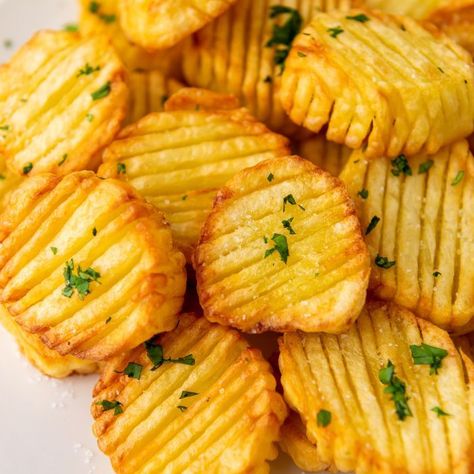 Accordion Potatoes are thinly sliced potato that is not sliced all the way through. Crispy outside and fluffy center. A popular potato dish. Accordion Potatoes, Accordion Potato, Simply Potatoes, Types Of Potatoes, Sugar Recipes, Gluten Free Potatoes, Crispy Potatoes, Peeling Potatoes, Ninja Foodi