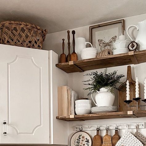 Shanna Walker | Simply Mine Designs on Instagram: "A clean kitchen to start the weekend is always a good thing!! We’re expecting lots of snow this weekend so I’ll be staying in where it’s warm and cozy!! Maybe even work on a couple projects I’ve been wanting to get done! What are your weekend plans? ⁣ .⁣ .⁣ .⁣ .⁣ .⁣ #farmhousestyle #cottagedecor #countrydecor #cottagestyle #vintage #cottagecharm #homesweethome #cottageliving #countrylivingmag #cottage #cottagekitchen #cottagecore #farmhousedecor #farmhouse #interiors #tinyhouse #vintagestyle #fixerupper #homedecor #thecottagejournal #betterhomesandgardens #americanfarmhousestyle #csfarmhousestylemag #kitchen" Couple Projects, Grandmacore Aesthetic, Farmhouse Cottage Kitchen, Kitchen Shelf Styling, Farmhouse Addition, French Country Decorating Kitchen, American Farmhouse Style, Spring Kitchen, Devol Kitchens