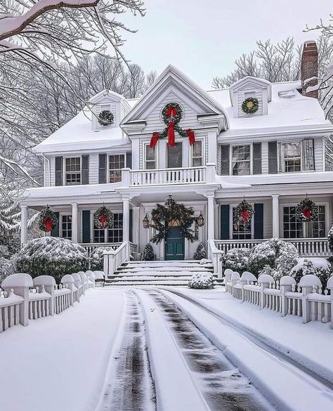 Everything Christmas Winter House Exterior, Christmas Scenery, Gorgeous Houses, Casa Vintage, Christmas Time Is Here, Winter Scenery, Christmas Scenes, Dream House Exterior, Christmas House