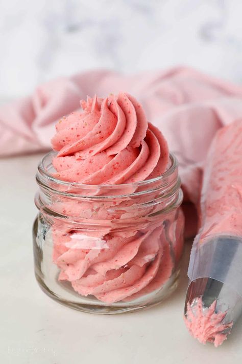 Homemade Strawberry Frosting, Strawberry Frosting Recipes, Cupcake Project, Strawberry Buttercream Frosting, Dairy Free Frosting, Homemade Buttercream, Strawberry Cream Cheese Frosting, Fresh Strawberry Cake, Cheese Frosting Recipe