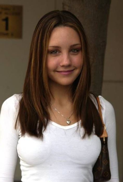 Young Amanda Bynes, Amanda Bynes Shes The Man, Amanda Bynes Hair, Viola Hastings, Amanda Bynes 2000s, Y2k Haircut, Iconic Brunettes, Shes The Man, 2023 Resolution