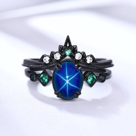 Star Sapphire Jewelry, Wedding Ring Black, Sapphire Side Stones, Sapphire Wedding Ring, Smaragd Ring, Black Gold Ring, Blue Engagement Ring, Sapphire Wedding Rings, Blue Star Sapphire