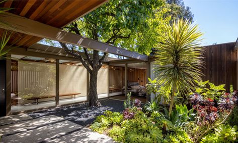 Mid Century Modern Mood Board, Japanese Garden House, Mid Century Patio, Wood Combinations, House Courtyard, Beverly Hills Real Estate, Mid Century Houses, Courtyard Entry, Mid Century Homes