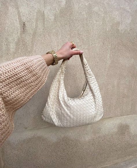 Bottega Hobo, Bottega Veneta Hobo Bag, Beige Palette, Bottega Bag, Influencers Fashion, Cute Bags, White Beige, Beauty Blogger, White Bag