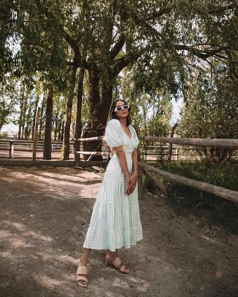 Poses With Maxi Dress Outfit, How To Pose In Midi Dress, Poses For Midi Dress, Maxi Dress Poses Photo Ideas, Standing Poses With Dress, Pondicherry Photography Poses, Maxi Dress Poses Instagram, Long Dress Poses Instagram, Maxi Dress Poses