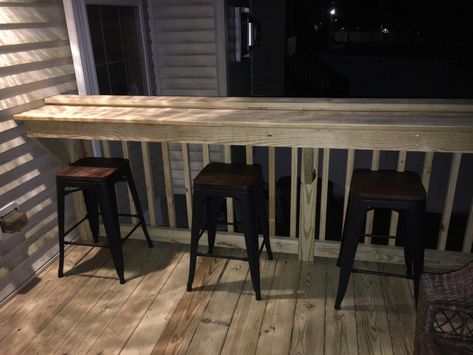 Farmhouse Tiny House, Cabin Porches, Diy Deck Furniture, Porch Bar, Deck Bar, Mini Cafe, Bar Rail, Built In Bar, Small Deck