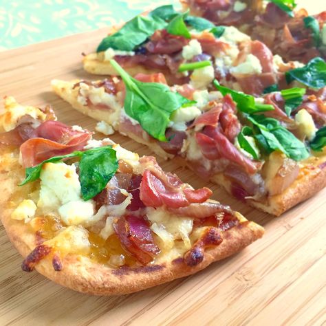 Fig Jam Pizza, Prosciutto Flatbread Pizza, Cheese Appetizer Recipes, Fig Flatbread, Goat Cheese Recipes Appetizers, Flatbread Appetizers, Onion Flatbread, Fig Pizza, Flatbread Pizza Recipes