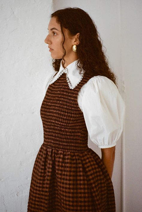 Midi Dress For Winter, Styling A Dress For Fall, Dress Shirt Under Dress, German Womens Fashion, Winter Dress Layering, Dress Inspiration Casual, Fall Sewing Projects Clothes, Classy Birthday Outfits For Women, Sweater Vest And Dress