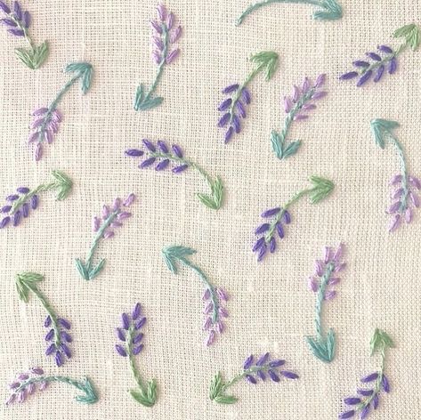 Simple Hand Embroidery Patterns, Diy Embroidery Designs, Hand Embroidery Patterns Flowers, Floral Embroidery Patterns, Handmade Embroidery Designs, Embroidery Stitches Tutorial, Hand Work Embroidery, Hand Embroidery Projects, Hand Embroidery Flowers