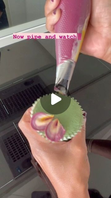 Buttercream Piped Flowers, Making Flowers With Frosting, How To Make Icing Flowers Easy, Butter Icing Flowers, Flower Piping Cupcakes, Simple Icing Flowers, Flower Petal Piping Tips, Frosting Flowers Easy, Cupcake Flower Piping Tutorial