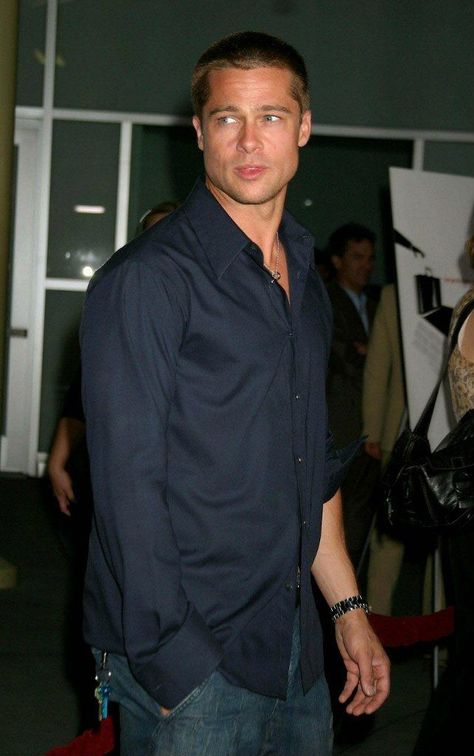 Brad Pitt Buzzcut 90s, Levi Bent Lee Style, Bradd Pit 90, Brad Pitt Early 2000s, Bradd Pit 80s, Brad Pitt Mr Smith, 90s White Boys, Brad Pitt 00s, Joe Black Brad Pitt