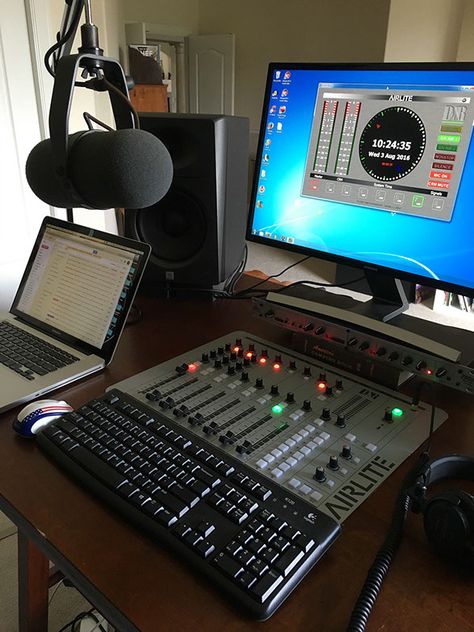 Radio Station Studio, Technics Turntables, Podcast Design, Podcasting Tips, Radio Studio, Home Recording Studio Setup, Recording Studio Setup, Love Radio, Best Gaming Setup