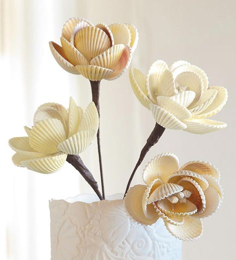 Seashell Art Diy, Seashell Projects, Art Coquillage, Shell Flowers, Shells Diy, Diy Flores, Fleurs Diy, Flower Picks, Growing Gardens