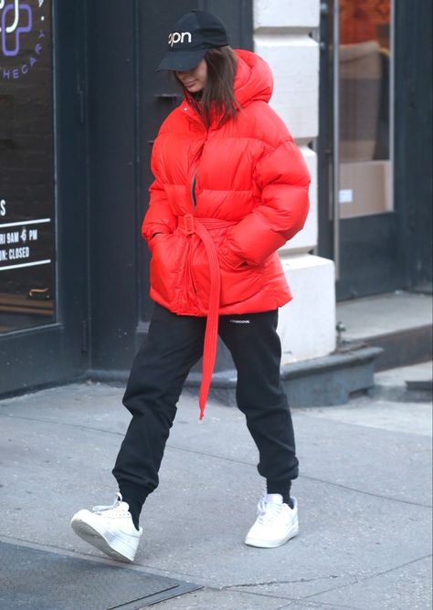 Ratajkowski Style, Emily Ratajkowski Style, Red Puffer, Mens Outfit Inspiration, Emily Ratajkowski, Casual Sporty, Black White Red, Bari, Winter Looks