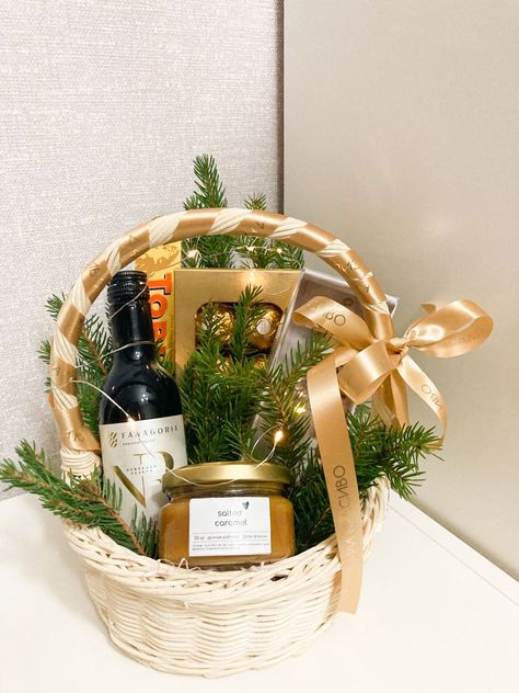 Wine And Cheese Basket Ideas Gift, Wine Basket Gift Ideas Christmas, Hampers Christmas, Champagne Gift Baskets, Movie Night Basket, Handmade Hamper, Eid Hampers, Wine Basket, Gift Hacks