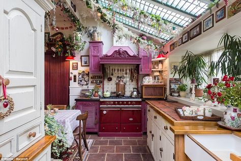 Journey: Everything in John's kitchen comes from New Orleans. He managed to give the room a 1950s feel New Orleans Kitchen Decor, New Orleans Kitchen, Kitchen Vibes, House Improvement, Fantasy Realm, Home Improvement Show, Council House, Willow Creek, Design Master