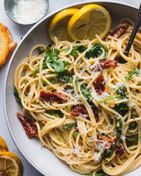 Lemon Arugula Pasta | Foodtalk Lemon Arugula Pasta, Couscous Dishes, Arugula Pasta, Cherry Tomato Pasta, Broccoli Pasta, Stuffed Shells Recipe, Lemon Pasta, Lemon Slices, Tomato Pasta