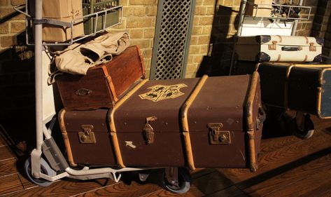 Harry Potter- Hogwarts Trunk | RPF Costume and Prop Maker Community Harry Potter Suitcase, Harry Potter Luggage, Hogwarts Room, Harry Potter Trunk, Hogwarts Trunk, Harry Potter Bedroom, Halloween Wishes, Harry Potter Halloween, Harry Potter Baby