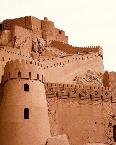 Bam Citadel (Arg-e Bam), as one of the most famous attractions of Kerman province, is located in the southeast of Lut desert and near Bam city. #bam #citadel #arg #arg-ebam #kerman #travellers #travelblogger #moretravel #bamcitadel #bestplacetogo #tour Desert Architecture Ancient, Desert Civilization, Desert Castle, Arab Architecture, Iran Architecture, Islamic Design Pattern, Ancient World History, Iranian Architecture, Persian Architecture