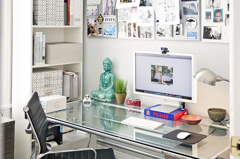 5 Ways to Organize a Desk Without Drawers Bachelor Pad House, Modern Bachelor Pad, Trendy Desks, Glass Desk Office, Apartment Organization, Glass Desk, Big Desk, Bachelor Pad, Office Inspiration