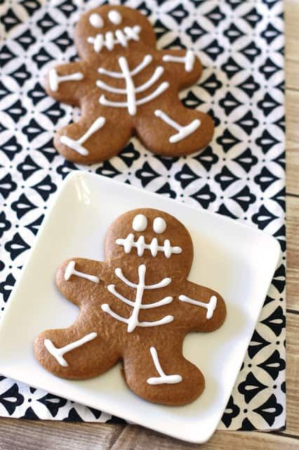 Gluten-Free Vegan Gingerbread Skeleton Cookies | Sarah, Baking Gluten Free Diy Gingerbread Cookies, Decorated Food, Vegan Halloween Treat, Skeleton Cookies, Vegan Halloween Food, Galletas Halloween, Halloween Cookie Recipes, Gingerbread Cookies Decorated, Vegan Gingerbread