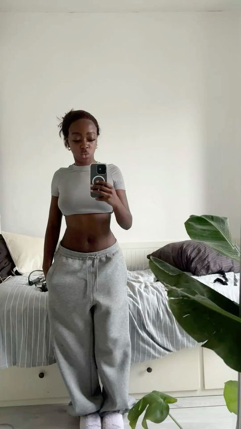 Chill Fits Black Women, Berkinstock Outfit, Sweatpants Outfit Black Women, Sweatpants Outfit Aesthetic, Minimal Fits, Sweatpants Aesthetic, Clog Outfit, Clogs Birkenstock, Birkenstock Mules