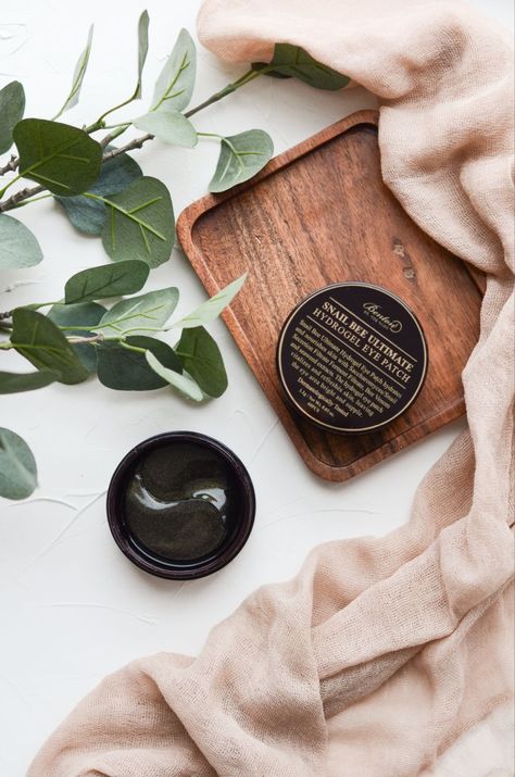 Lifestyle Product Photography Ideas, Boho Product Photography, Soap Photography Styling, Cosmetics Photography Ideas, Bathroom Product Photography, Skincare Photography Ideas, Vintage Product Photography, Skincare Product Photography Ideas, Beauty Product Photography Ideas