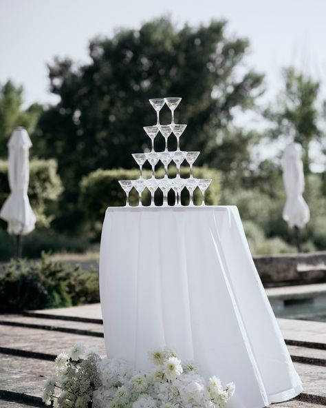 MARTINI FOUNTAIN ⠀⠀⠀⠀⠀⠀⠀⠀⠀ A fun and original twist to the classic champagne fountain. Why not surprise your guests with this beautiful Martini fountain during your cocktail? A great idea by @mon.coeur.fait.boum to add a touch of modernity to your cocktail. And if you don’t like Martini, I’m sure you’ll find some drinks to play with instead! ⠀⠀⠀⠀⠀⠀⠀⠀⠀ @mon.coeur.fait.boum @domainedebelfonds @maisonmaelie @team_blandindelloye_lyon @alwinenogier @maisonsabben @latelierjoaillier @aeria.studiofl... Drink Fountain, Champagne Fountain, Wedding Drink, Lyon, Martini, To Play, Champagne, Wedding Day, Twist