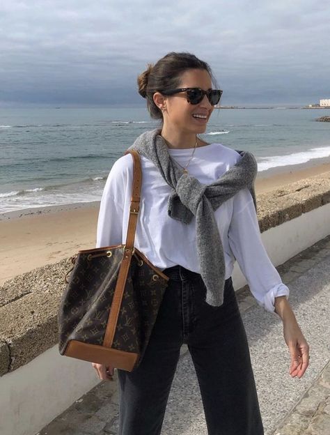 Preppy Sweater Outfits, Australian Winter Fashion, Outfits Los Angeles, Grey Sweater Outfit, Louis Vuitton Outfit, Aesthetic Overalls Outfit, Ireland Fashion, Sac Louis Vuitton, Oversized Grey Sweater