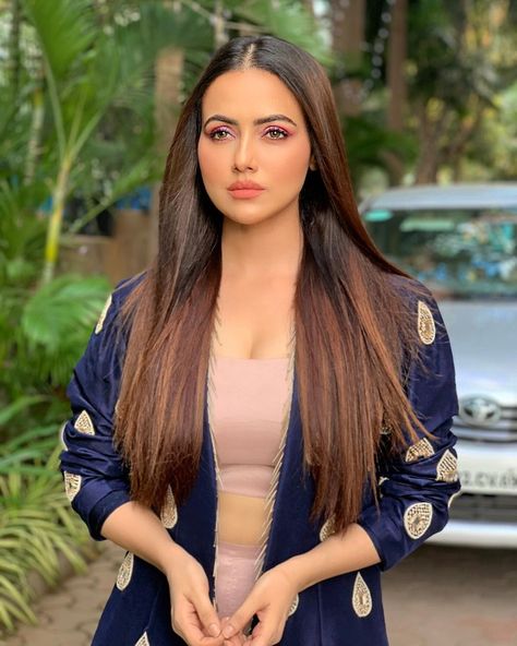 Like It 👍 or Love It 😘Sana Khan looks Super gorgeous Wedding Smile, Sana Khan, Smile Images, Long Silky Hair, Bachelorette Outfits, Indian Tv Actress, Anarkali Gown, Trendy Fashion Tops, Science Technology