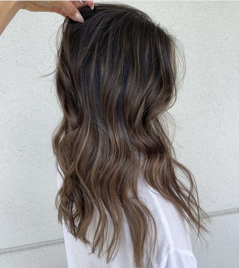 Brown Hair Colors With Dark Roots, Dark Roots Light Ends Brunettes, Cool Toned Balayage Brunette, Dark Root Balayage, Dark Roots Balayage, Natural Brown Hair, Yum Sauce, Mushroom Hair, Brown Hair Inspo