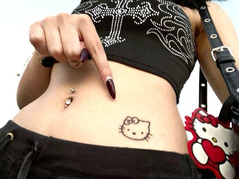 Hello Kitty Tattoo Placement, Hello Kitty Hip Tattoo, Tattoo Lower Belly, Aesthetic Rose Tattoo, Tattoo Lower Stomach, Cute Belly Tattoos, Tattoos With Stars, Belly Tattoo Ideas, Tattoo Pequeños Mujer