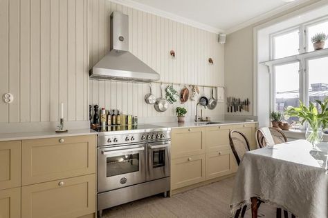 my scandinavian home: A Swedish Home with Warm, Golden Tones Soft Yellow Kitchen Cabinets, Pale Yellow Kitchens, Yellow Kitchen Designs, Yellow Kitchen Cabinets, Norwegian Home, Shiplap Kitchen, Swedish Home, Kitchen Colours, Yellow Cabinets