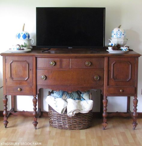 Small Furniture Ideas, Antique Tv Stands, Outdoor Furniture Makeover, Dark Bedroom Furniture, Sideboard Tv, Tv Stand Sideboard, Swivel Tv Stand, Retro Sideboard, Antique Buffet