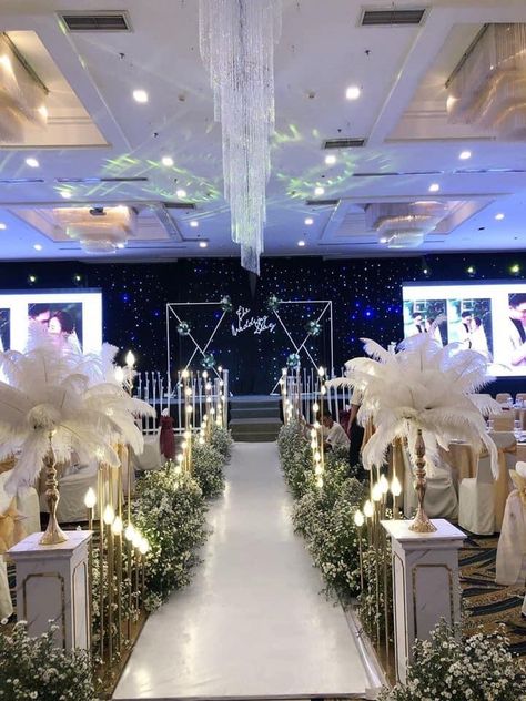 Wedding Walkway Ideas Indoor, Wedding Walkway Ideas, Wedding Dinner Decor, Wedding Walkway, Indoor Wedding Decorations, Long Table Wedding, Walkway Ideas, Indoor Reception, Background Photos