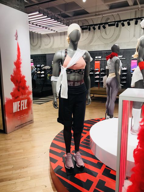 Vm Nike, Nike Merch, Mannequin Styling, Boutique Store Displays, Fashion Display, Mannequin Display, Fashion Displays, Nike Looks, Retail Inspiration