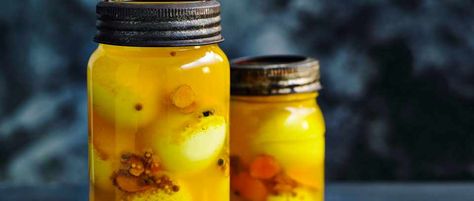 Turmeric Pickled Eggs Recipes Using Turmeric, Pickled Eggs Recipe, Easy Pickling Recipes, Easy Pickle, How To Make Pickles, Pickled Eggs, Turmeric Recipes, Turmeric Latte, Homemade Pickles