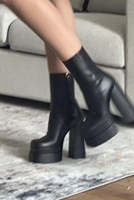 Platform Heels Aesthetic, Versace Platform Heels, Pretty Heels, Feminine Shoes, Heels Aesthetic, Black Platform Boots, Heels Classy, Fancy Shoes, Shoe Inspo