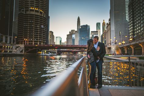 Chicago Save The Date Pictures, Engagement Photos Colors Scheme, Chicago Riverwalk Engagement Photos, Chicago Couple Pictures, Downtown Portraits, Usa Photoshoot, Chicago Photoshoot, Chicago Engagement Pictures, Engagement Photos Chicago