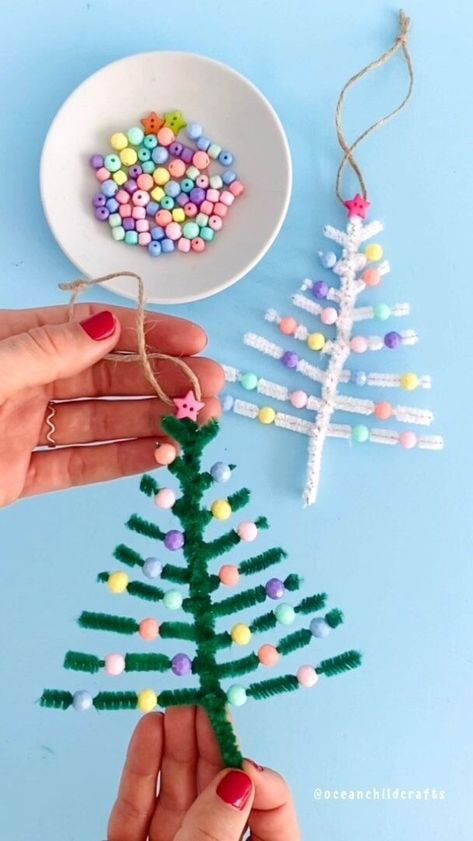 Christmas Tree Ornaments Ideas For Kids, Christmas Tree Pipe Cleaner Craft, Christmas Ornaments Pipe Cleaners, Beaded Christmas Tree Diy, Christmas Craft Pipe Cleaners, Arts And Crafts With Pipe Cleaners, Diy Tree Ornaments For Kids, Easy Xmas Tree Decorations, Pipe Cleaner Christmas Tree Ornaments