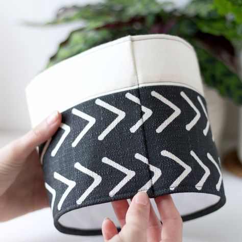 Cloth Pots For Plants, Plant Bags Fabric Diy, Fabric Plant Pot Covers Diy, Fabric Plant Pot Covers Pattern, Plant Sewing Project, Diy Plant Basket, Diy Plant Pot Cover, Plant Basket Diy, Fabric Plant Pot Covers