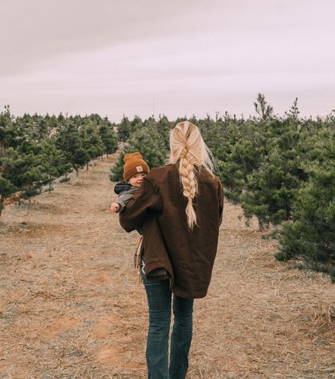 Christmas Pictures Tree Farm, Christmas Tree Picking Outfit, Christmas Tree Farm Outfit Women, Christmas Pictures At Tree Farm, Baby Christmas Tree Farm Pictures, Christmas Tree Farm Outfits, Christmas Tree Farm Baby Photos, Family Tree Farm Photos, Christmas Tree Farm Outfit