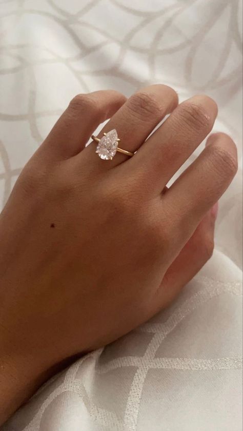 Simple Engagement Ring With Diamond Band, Wedding Rings Raindrop, Diamond Shaped Ring Engagement, Engagement Rings Raindrop, Tear Wedding Rings, Pear Shaped Engagement Rings Gold Band, Vintage Gold Pear Engagement Ring, Tear Engagement Rings, Engagement Ring Astethic